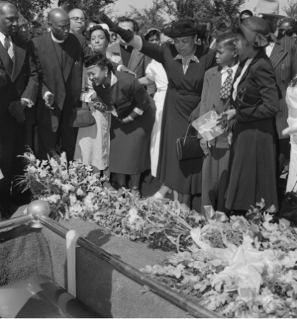 Black and white photo of Mamie Till-Mobley mourning over Emmett's casket